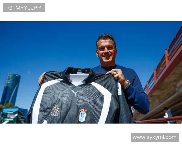 足球巨星登场时的气场与魅力：场上气势如何成就他们的传奇身份