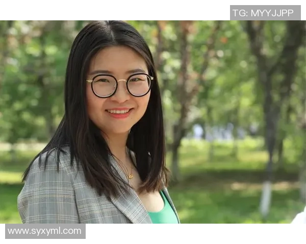 足球明星女友高清背景图片展现完美风采与独特魅力